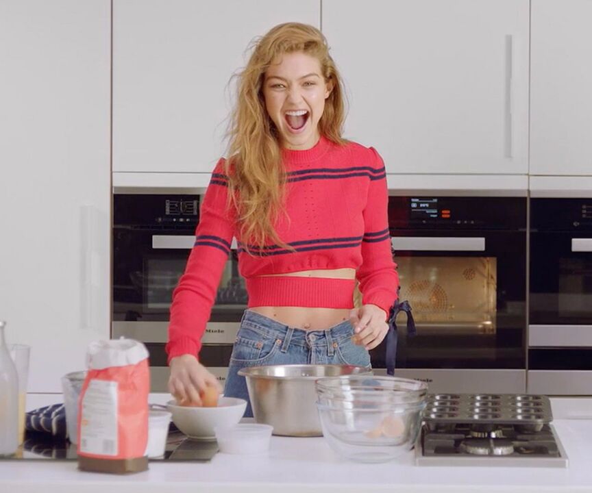 Neska lerdenak gosari osasuntsu bat prestatzen du